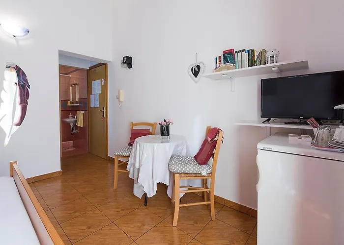Apartman, And Kata Pola