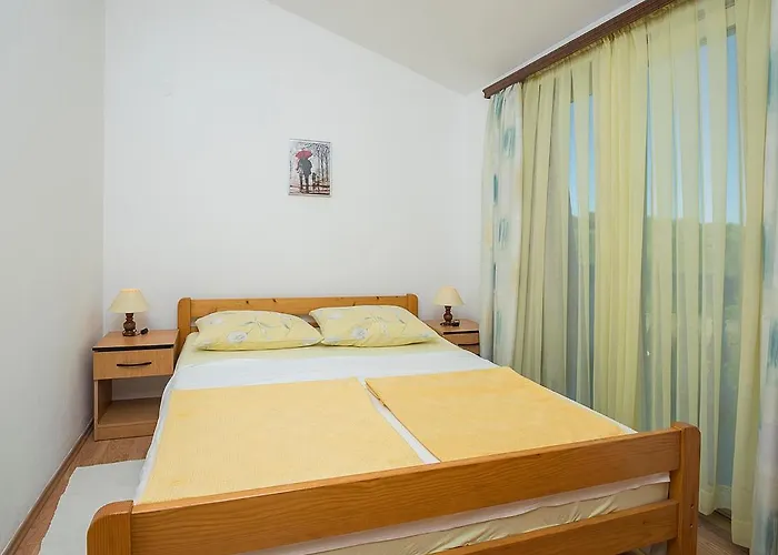 Apartman, And Kata Pula