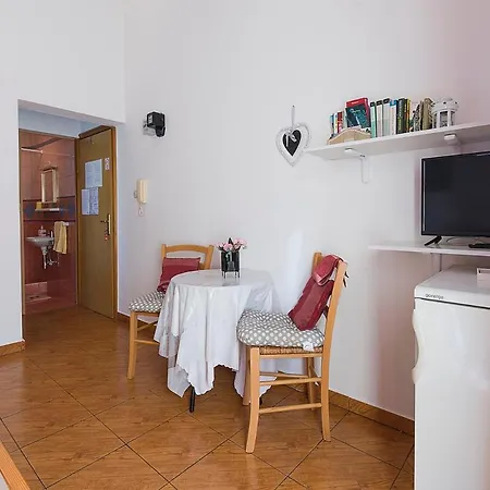 Apartman, And Kata Pula