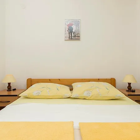 アパート Apartman, And Kata *