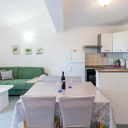 Apartman, And Kata Apartman Póla