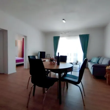 Apartman, And Kata 아파트 풀라