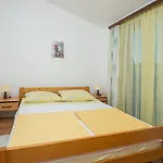Apartman, And Kata Pula