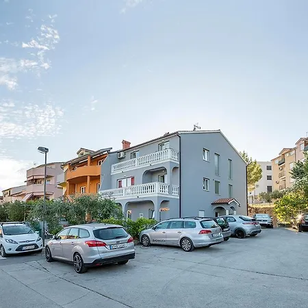Apartman, And Kata דירה *