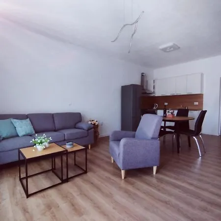 Apartman, And Kata * פולה