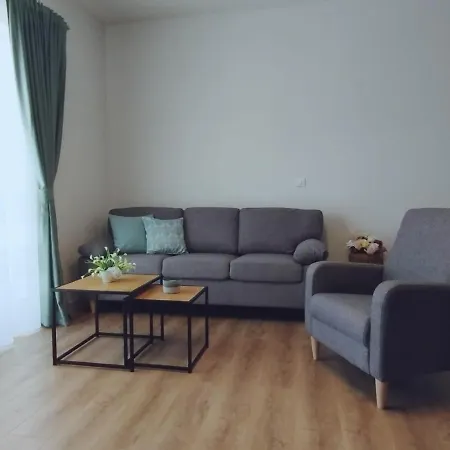 Apartman, And Kata * פולה