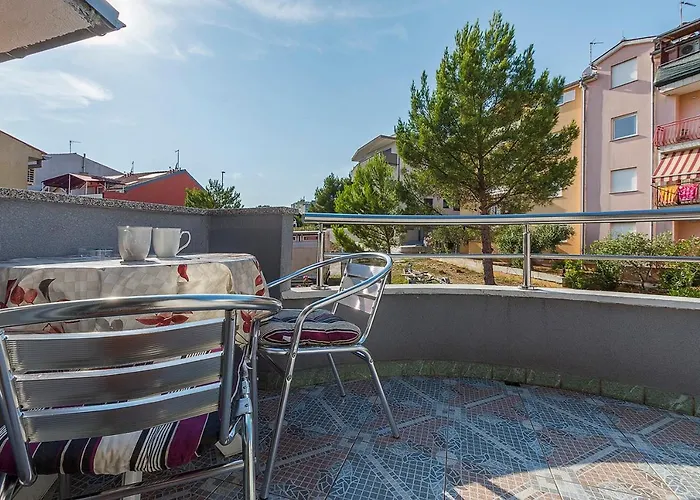 Apartman, And Kata דירה *