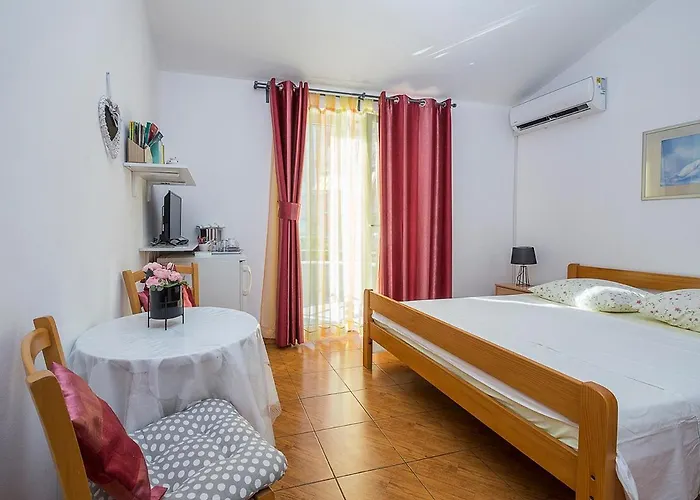 Apartman, And Kata דירה