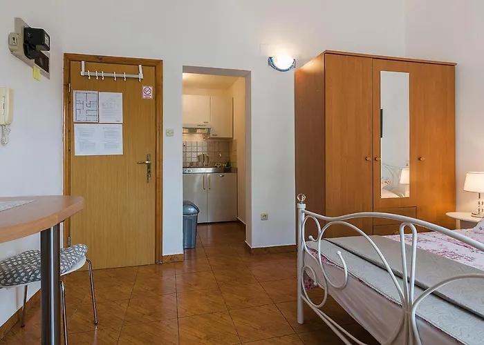 Apartman, And Kata דירה *