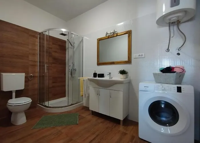 Apartman, And Kata דירה *