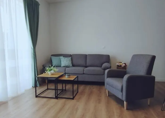 Apartman, And Kata * פולה