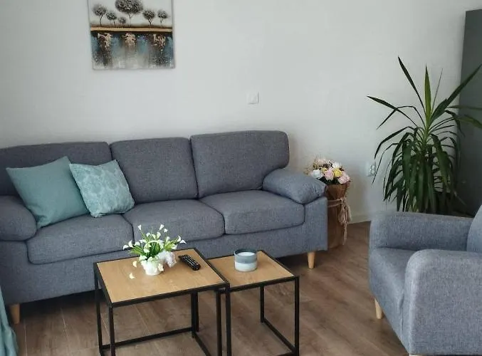 Apartman, And Kata דירה