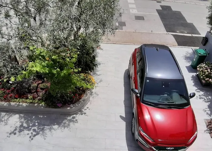 Apartman, And Kata * פולה